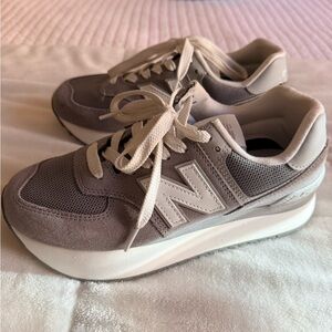New Balance Women's Sneakers in Gray and Cream